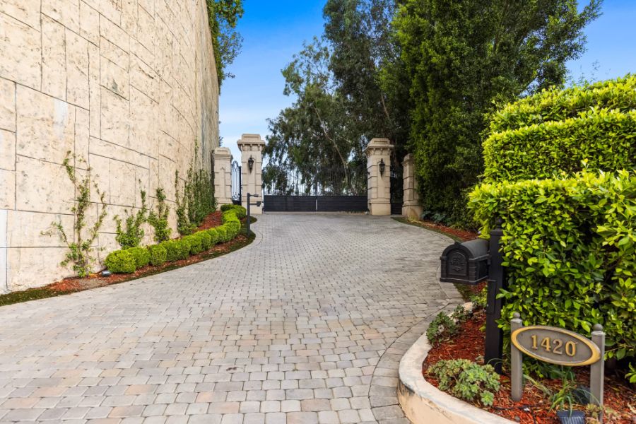1420 Davies Dr in Beverly Hills.